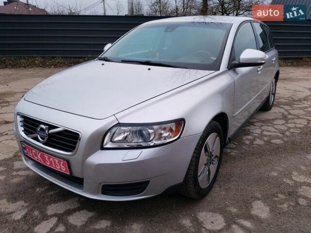 Серый Вольво В50, объемом двигателя 1.6 л и пробегом 220 тыс. км за 7000 $, фото 1 на Automoto.ua