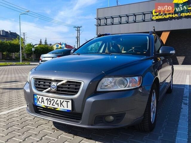 Серый Вольво В50, объемом двигателя 1.56 л и пробегом 270 тыс. км за 7700 $, фото 1 на Automoto.ua