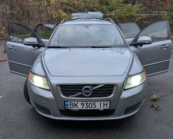 Серый Вольво В50, объемом двигателя 1.6 л и пробегом 273 тыс. км за 7300 $, фото 1 на Automoto.ua