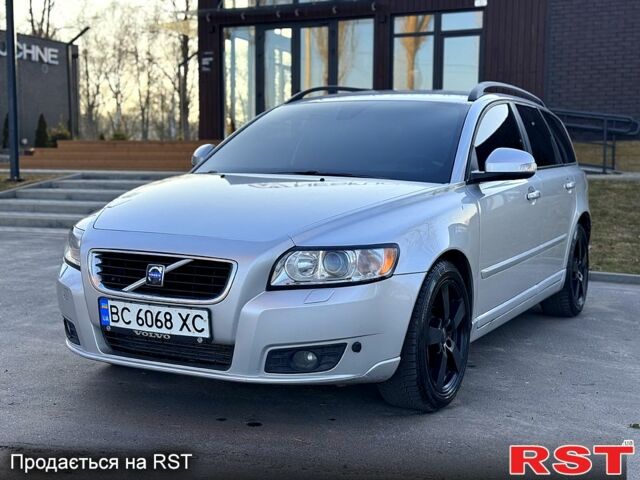 Серый Вольво В50, объемом двигателя 2 л и пробегом 294 тыс. км за 7699 $, фото 1 на Automoto.ua