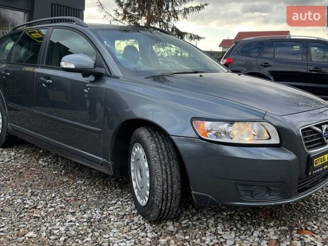 Серый Вольво В50, объемом двигателя 1.56 л и пробегом 202 тыс. км за 7400 $, фото 1 на Automoto.ua