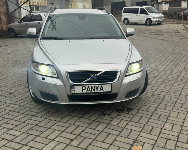 Серый Вольво В50, объемом двигателя 1.6 л и пробегом 303 тыс. км за 7200 $, фото 1 на Automoto.ua