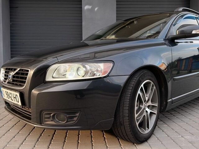 Сірий Вольво V50, об'ємом двигуна 2 л та пробігом 260 тис. км за 7600 $, фото 1 на Automoto.ua