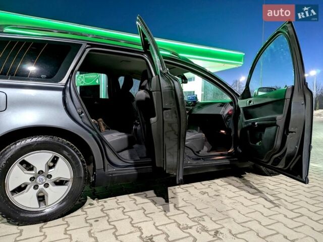 Сірий Вольво V50, об'ємом двигуна 1.56 л та пробігом 249 тис. км за 7400 $, фото 1 на Automoto.ua