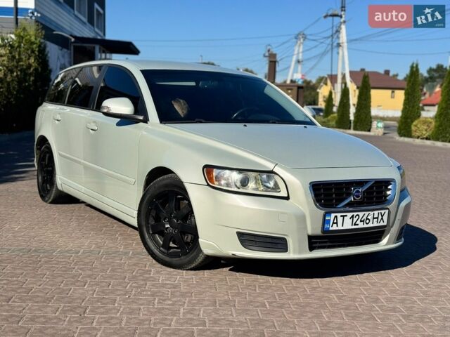 Серый Вольво В50, объемом двигателя 1.56 л и пробегом 313 тыс. км за 6400 $, фото 1 на Automoto.ua