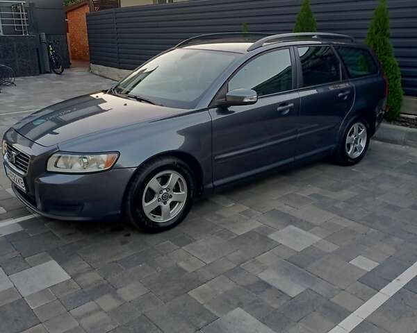 Серый Вольво В50, объемом двигателя 1.56 л и пробегом 194 тыс. км за 8500 $, фото 1 на Automoto.ua