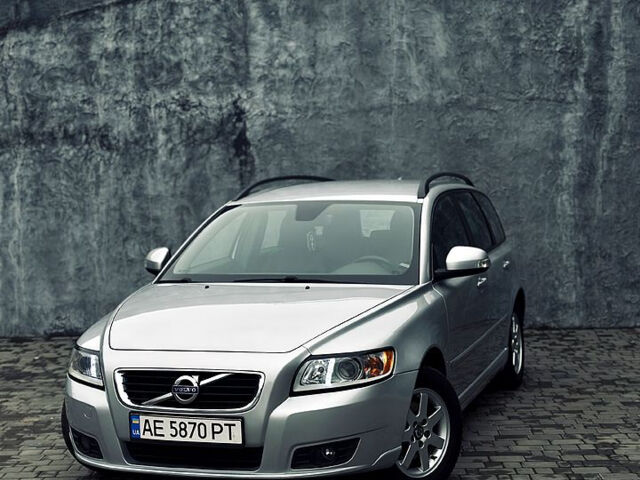 Серый Вольво В50, объемом двигателя 1.6 л и пробегом 223 тыс. км за 7200 $, фото 1 на Automoto.ua