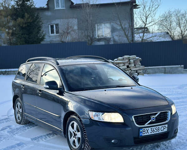 Серый Вольво В50, объемом двигателя 1.56 л и пробегом 290 тыс. км за 5300 $, фото 1 на Automoto.ua