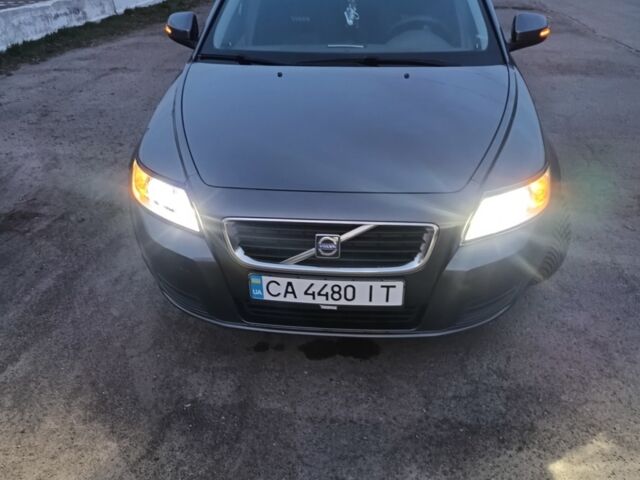 Сірий Вольво V50, об'ємом двигуна 1.6 л та пробігом 305 тис. км за 7500 $, фото 1 на Automoto.ua