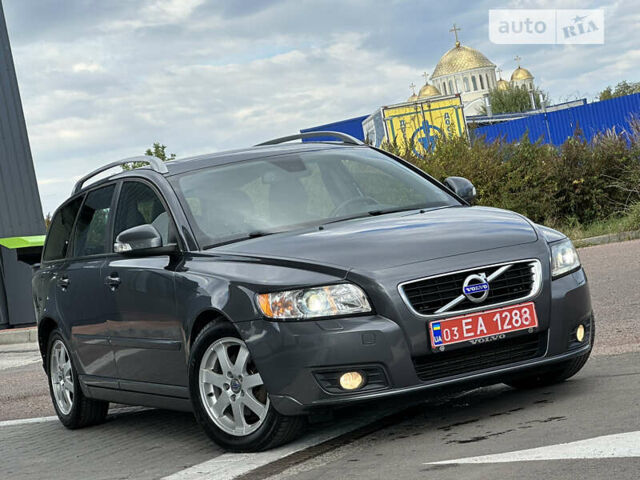 Серый Вольво В50, объемом двигателя 1.6 л и пробегом 237 тыс. км за 8150 $, фото 1 на Automoto.ua