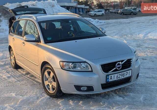 Серый Вольво В50, объемом двигателя 1.56 л и пробегом 250 тыс. км за 8300 $, фото 1 на Automoto.ua