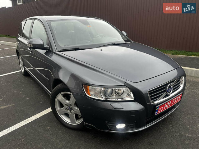 Серый Вольво В50, объемом двигателя 2 л и пробегом 205 тыс. км за 9200 $, фото 1 на Automoto.ua