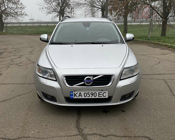 Серый Вольво В50, объемом двигателя 1.56 л и пробегом 220 тыс. км за 6800 $, фото 1 на Automoto.ua