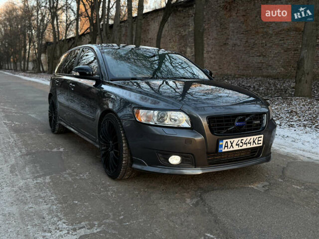 Серый Вольво В50, объемом двигателя 1.98 л и пробегом 248 тыс. км за 11200 $, фото 1 на Automoto.ua