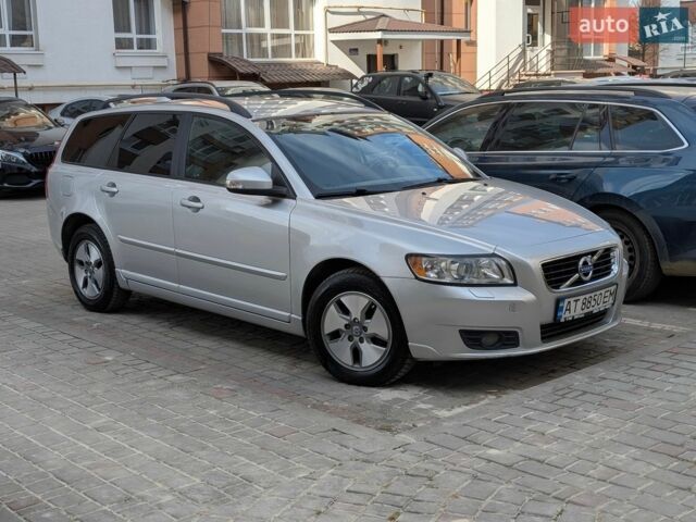 Серый Вольво В50, объемом двигателя 1.6 л и пробегом 251 тыс. км за 7100 $, фото 1 на Automoto.ua