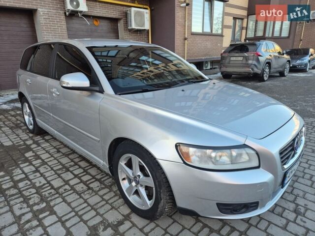 Серый Вольво В50, объемом двигателя 1.6 л и пробегом 240 тыс. км за 7200 $, фото 1 на Automoto.ua