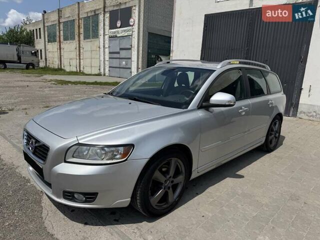 Серый Вольво В50, объемом двигателя 1.56 л и пробегом 236 тыс. км за 8000 $, фото 1 на Automoto.ua