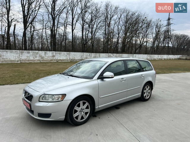 Серый Вольво В50, объемом двигателя 2 л и пробегом 250 тыс. км за 9350 $, фото 1 на Automoto.ua