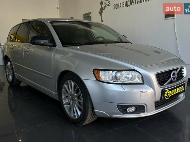 Серый Вольво В50, объемом двигателя 1.56 л и пробегом 324 тыс. км за 8000 $, фото 1 на Automoto.ua