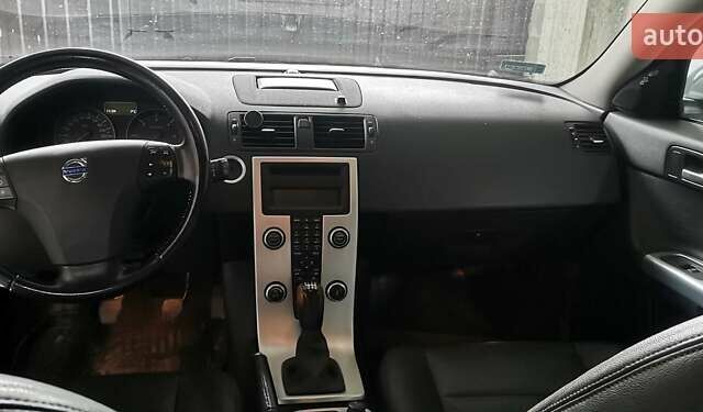 Серый Вольво В50, объемом двигателя 1.6 л и пробегом 253 тыс. км за 8200 $, фото 1 на Automoto.ua