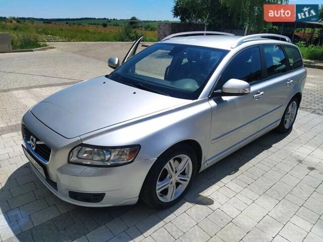 Серый Вольво В50, объемом двигателя 1.56 л и пробегом 248 тыс. км за 7800 $, фото 1 на Automoto.ua