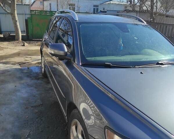 Серый Вольво В50, объемом двигателя 1.6 л и пробегом 238 тыс. км за 8000 $, фото 1 на Automoto.ua