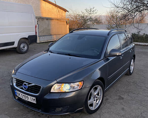 Серый Вольво В50, объемом двигателя 1.6 л и пробегом 234 тыс. км за 7400 $, фото 1 на Automoto.ua
