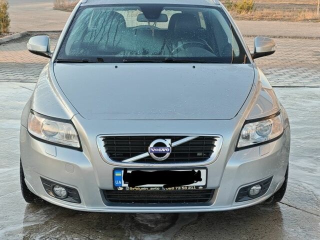Серый Вольво В50, объемом двигателя 1.6 л и пробегом 127 тыс. км за 9400 $, фото 1 на Automoto.ua