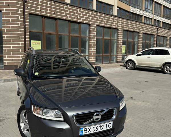 Серый Вольво В50, объемом двигателя 2 л и пробегом 234 тыс. км за 9700 $, фото 1 на Automoto.ua