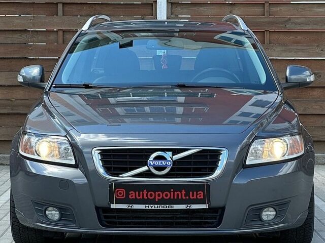 Серый Вольво В50, объемом двигателя 1.6 л и пробегом 275 тыс. км за 8800 $, фото 1 на Automoto.ua