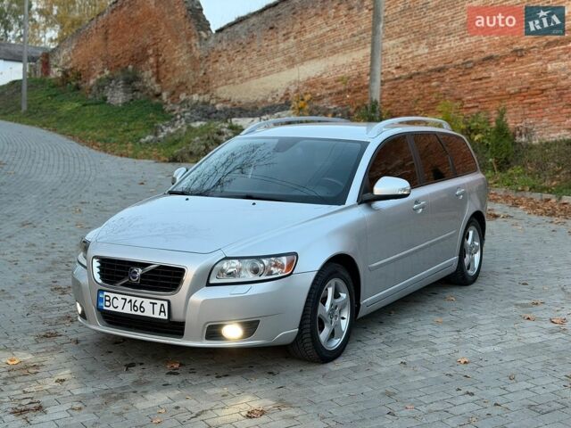 Серый Вольво В50, объемом двигателя 1.6 л и пробегом 231 тыс. км за 7900 $, фото 1 на Automoto.ua