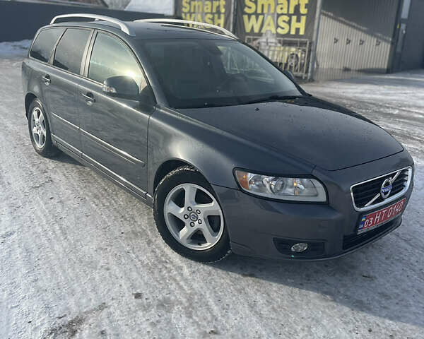 Серый Вольво В50, объемом двигателя 1.6 л и пробегом 221 тыс. км за 8700 $, фото 1 на Automoto.ua