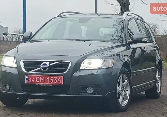 Сірий Вольво V50, об'ємом двигуна 0 л та пробігом 225 тис. км за 8750 $, фото 1 на Automoto.ua