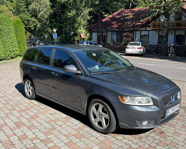 Серый Вольво В50, объемом двигателя 1.6 л и пробегом 245 тыс. км за 8500 $, фото 1 на Automoto.ua