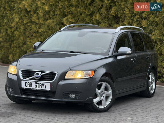 Серый Вольво В50, объемом двигателя 1.6 л и пробегом 222 тыс. км за 8500 $, фото 1 на Automoto.ua