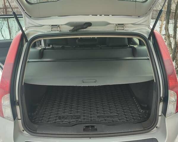 Серый Вольво В50, объемом двигателя 1.6 л и пробегом 230 тыс. км за 8275 $, фото 1 на Automoto.ua