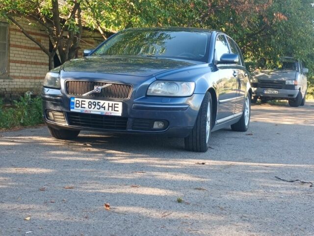 Синий Вольво В50, объемом двигателя 2 л и пробегом 330 тыс. км за 5289 $, фото 1 на Automoto.ua