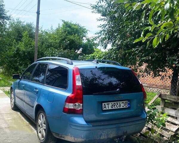 Синий Вольво В50, объемом двигателя 1.8 л и пробегом 252 тыс. км за 4500 $, фото 1 на Automoto.ua