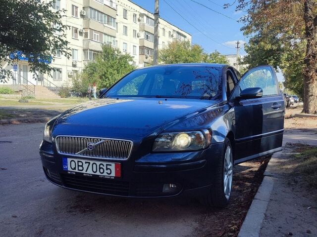 Синий Вольво В50, объемом двигателя 2.4 л и пробегом 307 тыс. км за 3400 $, фото 1 на Automoto.ua