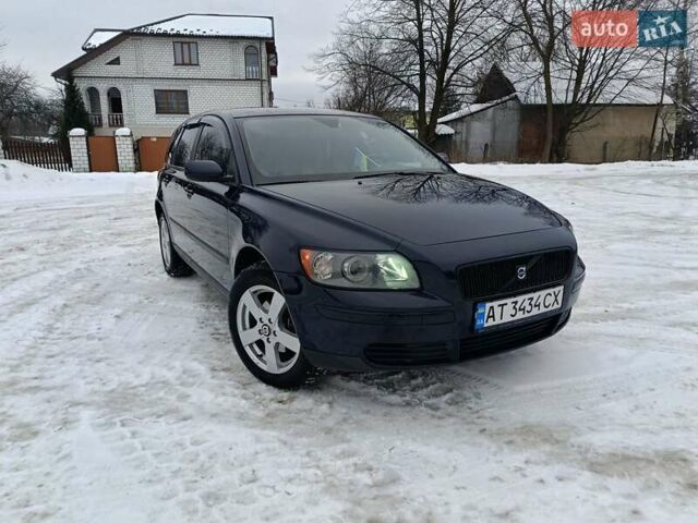 Синий Вольво В50, объемом двигателя 1.6 л и пробегом 350 тыс. км за 4950 $, фото 1 на Automoto.ua