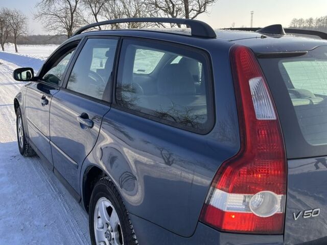 Синий Вольво В50, объемом двигателя 1.6 л и пробегом 330 тыс. км за 2250 $, фото 1 на Automoto.ua