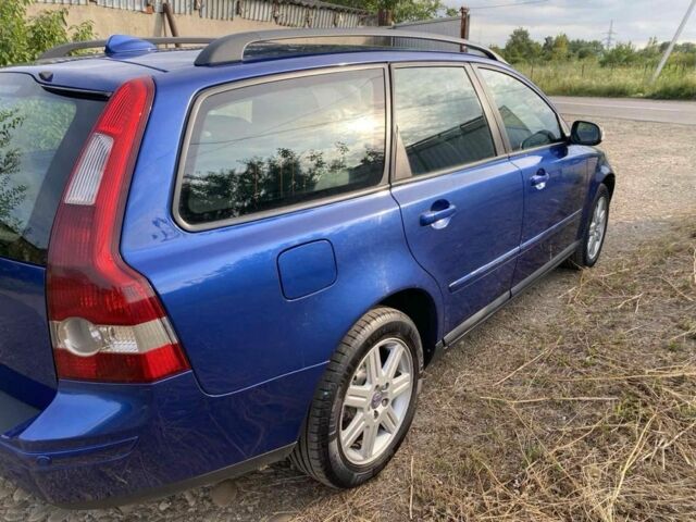 Синий Вольво В50, объемом двигателя 2.4 л и пробегом 364 тыс. км за 7777 $, фото 1 на Automoto.ua
