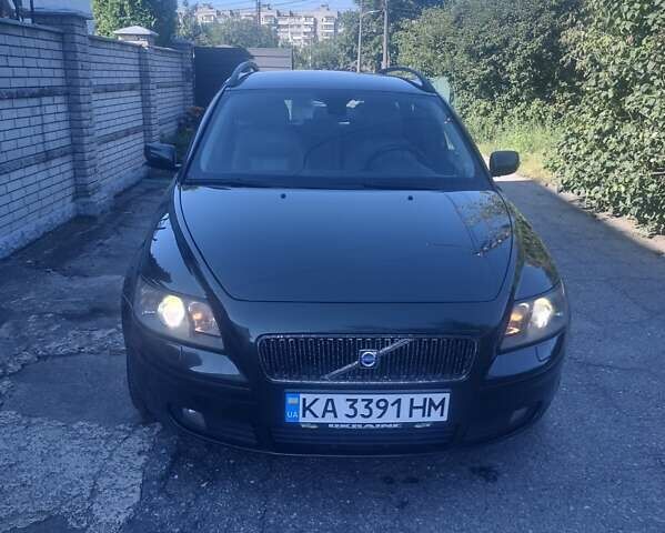 Зеленый Вольво В50, объемом двигателя 2 л и пробегом 350 тыс. км за 6000 $, фото 1 на Automoto.ua