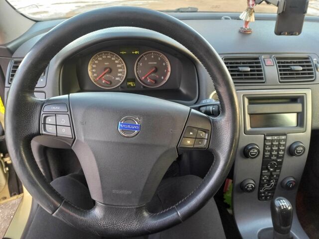 Зеленый Вольво В50, объемом двигателя 2.4 л и пробегом 332 тыс. км за 6000 $, фото 1 на Automoto.ua