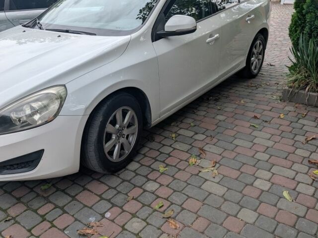 Белый Вольво B60, объемом двигателя 2 л и пробегом 220 тыс. км за 9500 $, фото 1 на Automoto.ua