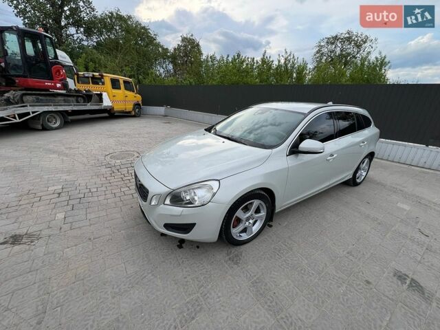 Белый Вольво B60, объемом двигателя 1.98 л и пробегом 390 тыс. км за 9750 $, фото 1 на Automoto.ua