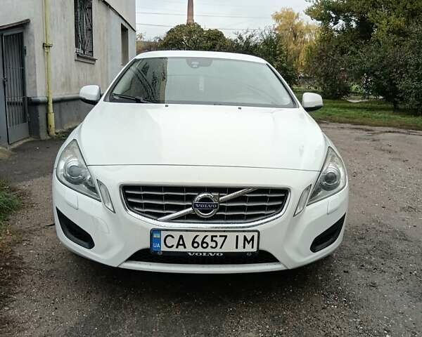 Белый Вольво B60, объемом двигателя 1.98 л и пробегом 250 тыс. км за 8900 $, фото 1 на Automoto.ua