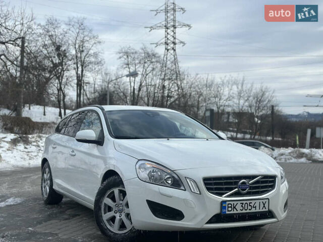 Белый Вольво B60, объемом двигателя 2.4 л и пробегом 203 тыс. км за 12699 $, фото 1 на Automoto.ua