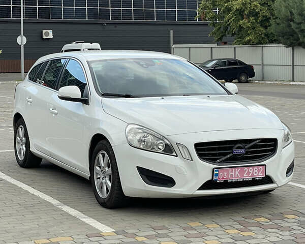 Белый Вольво B60, объемом двигателя 2 л и пробегом 287 тыс. км за 9700 $, фото 1 на Automoto.ua