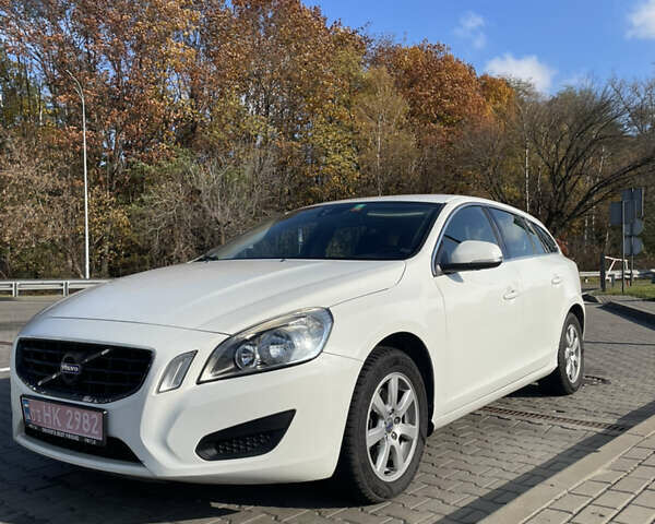 Белый Вольво B60, объемом двигателя 2 л и пробегом 280 тыс. км за 10300 $, фото 1 на Automoto.ua